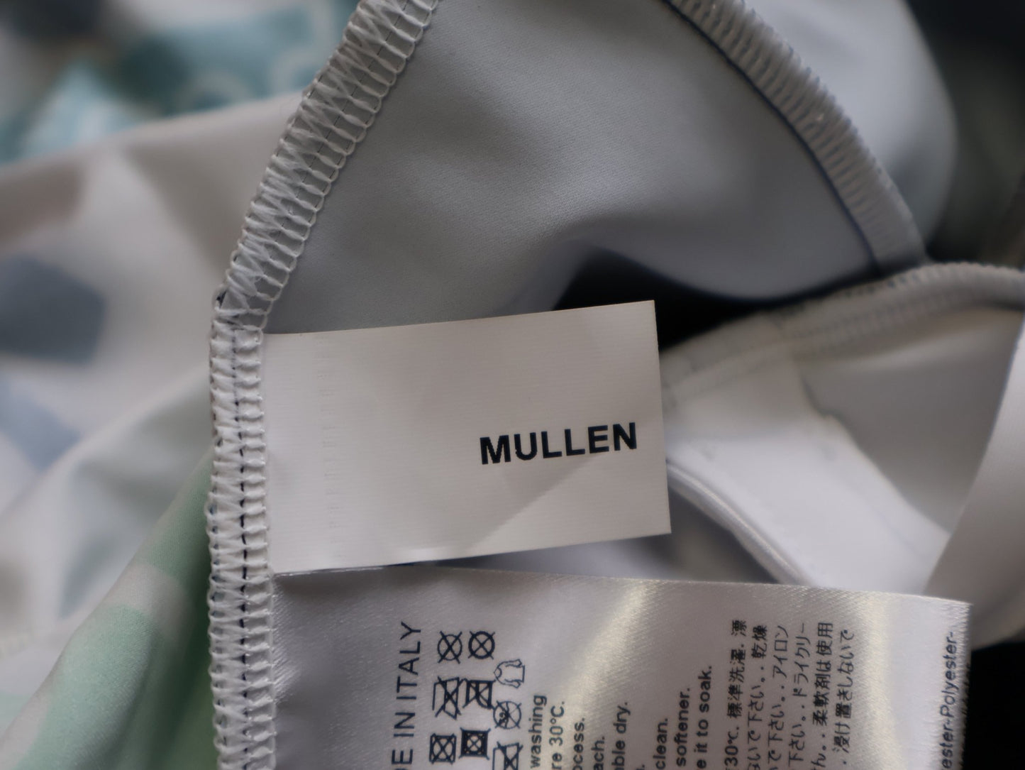 Anzug - BOH von Specialized, SPECIALIZED RED BULL - BORA HANSGROHE AERO SKIN SUIT LS / IRISH CHAMPION vor USEDBIKES - OB.DE Hintergrund