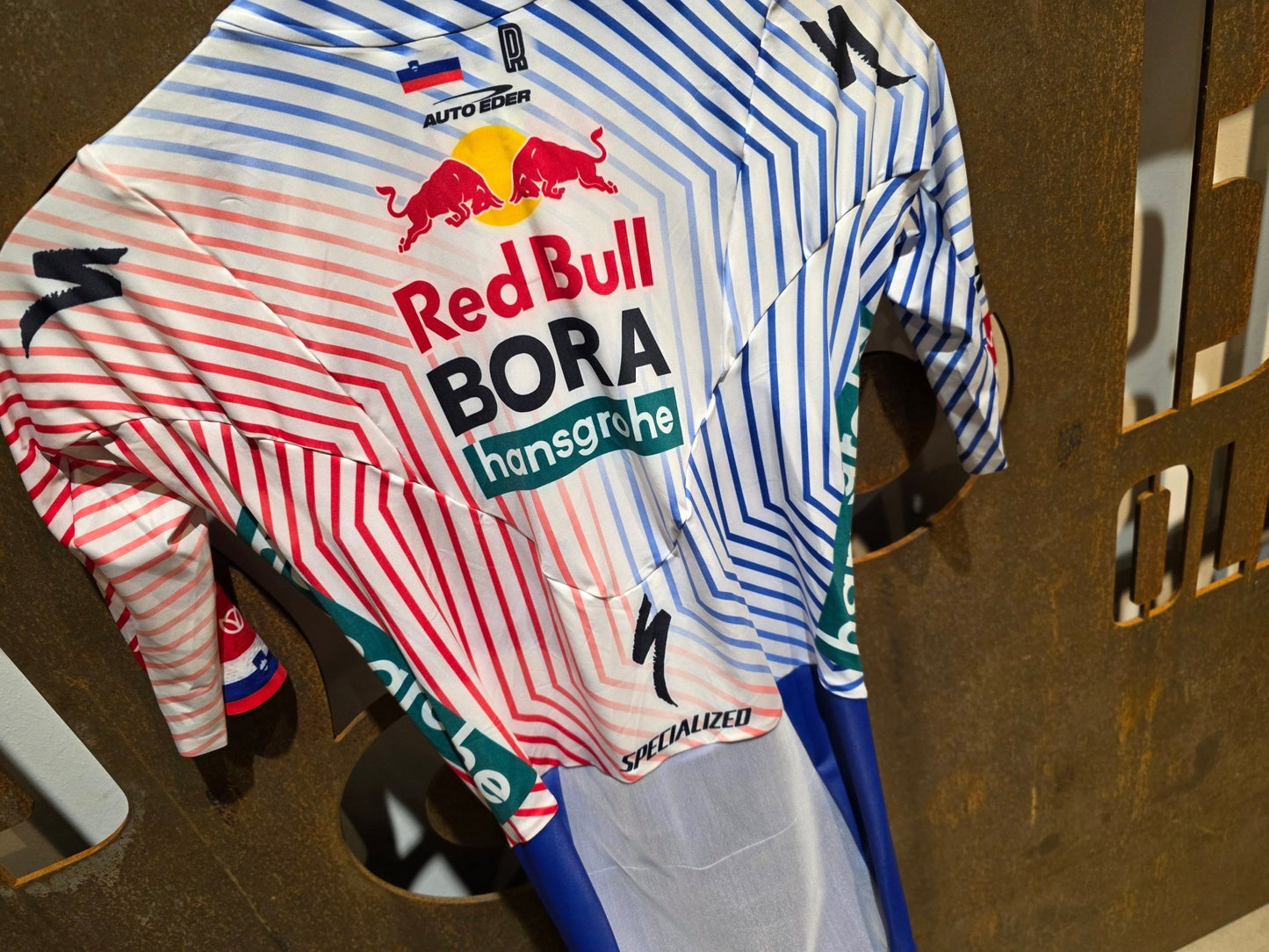 Anzug - BOH von Specialized, SPECIALIZED RED BULL - BORA HANSGROHE AERO SKIN SUIT SS / EINTEILER ROGLIC vor USEDBIKES - OB.DE Hintergrund