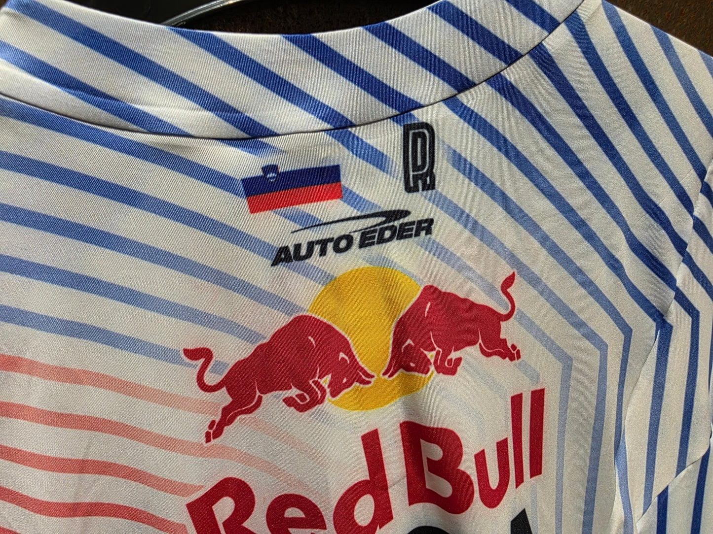 Anzug - BOH von Specialized, SPECIALIZED RED BULL - BORA HANSGROHE AERO SKIN SUIT SS / EINTEILER ROGLIC vor USEDBIKES - OB.DE Hintergrund