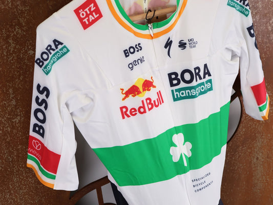 Anzug - BOH von Specialized, SPECIALIZED RED BULL - BORA HANSGROHE AERO SKIN SUIT SS / IRISH CHAMPION vor USEDBIKES - OB.DE Hintergrund