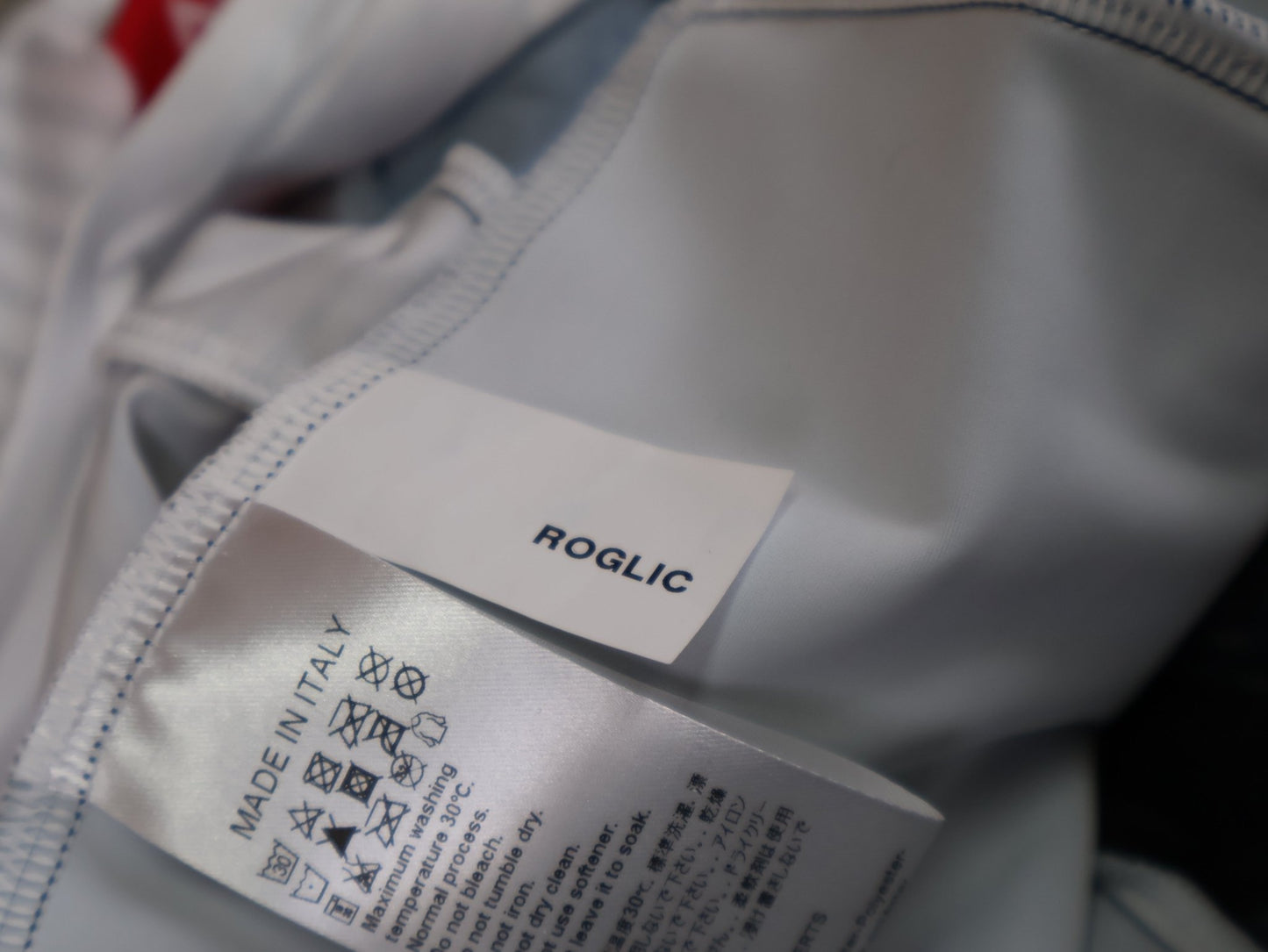 Anzug - BOH von Specialized, SPECIALIZED RED BULL - BORA HANSGROHE AERO SKIN SUIT SS ROGLIČ / KURZARM EINTEILER vor USEDBIKES - OB.DE Hintergrund