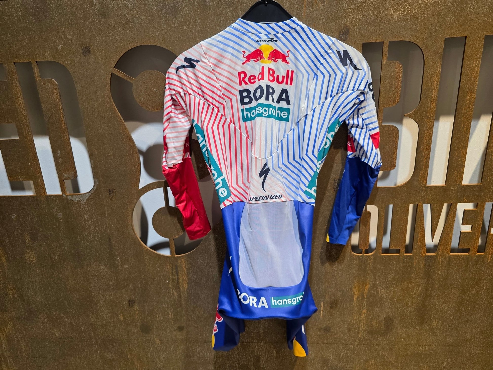 Anzug - BOH von Specialized, SPECIALIZED RED BULL - BORA HANSGROHE AERO SKIN SUIT TDF / LANGARM EINTEILER vor USEDBIKES - OB.DE Hintergrund