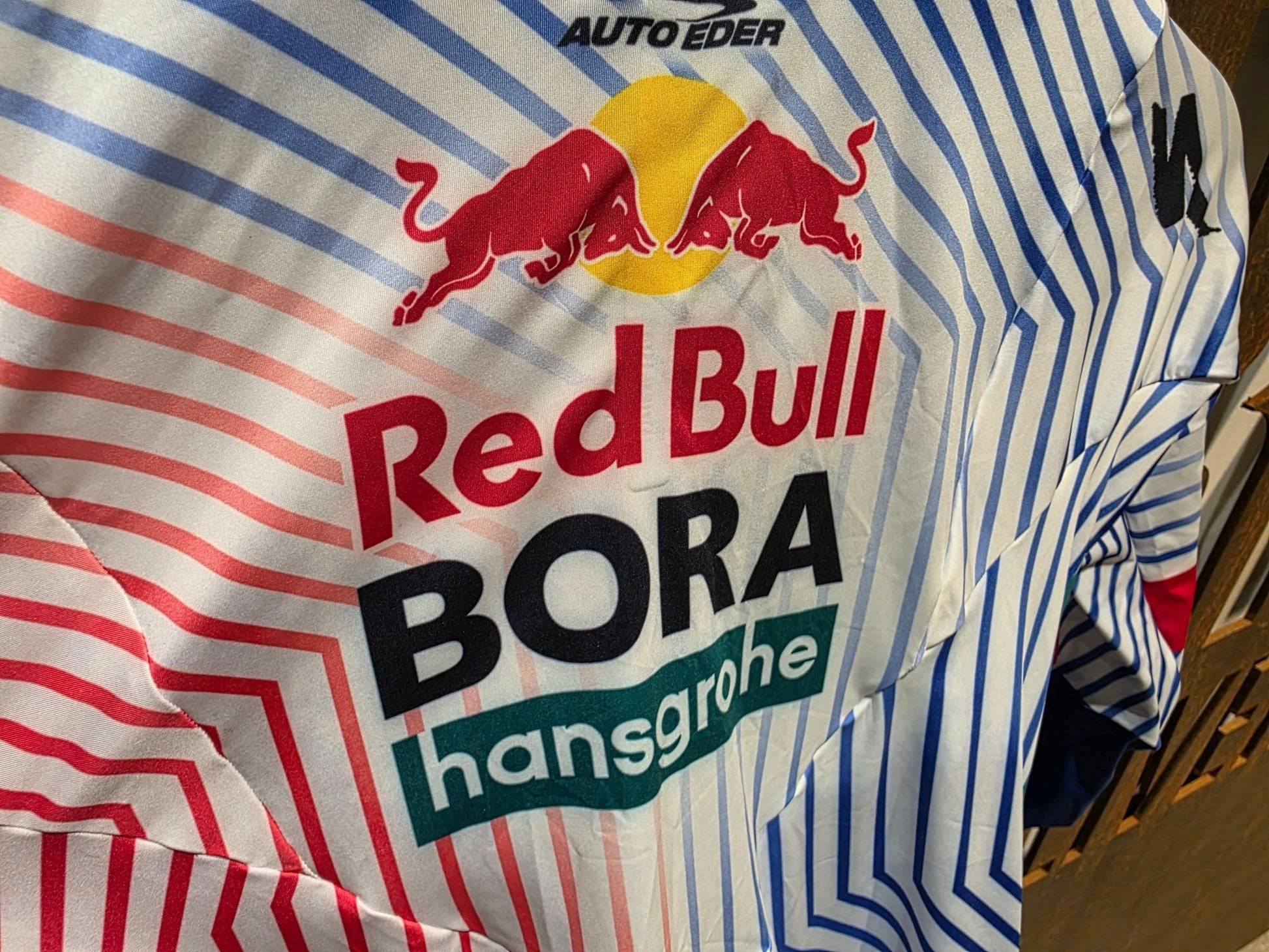 Anzug - BOH von Specialized, SPECIALIZED RED BULL - BORA HANSGROHE AERO SKIN SUIT TDF / LANGARM EINTEILER vor USEDBIKES - OB.DE Hintergrund