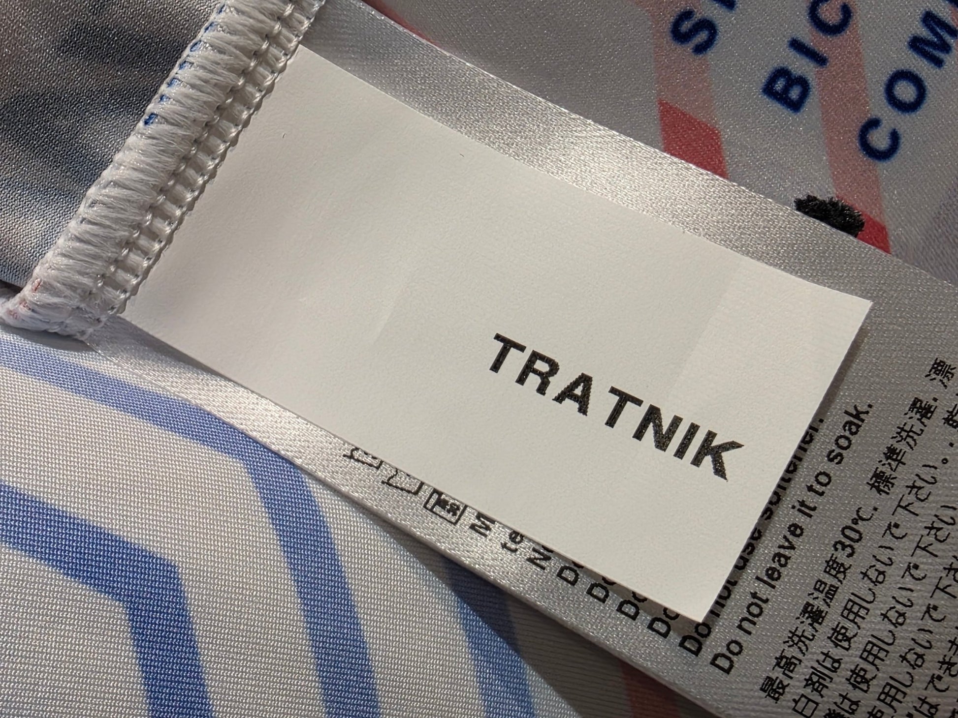 Anzug - BOH von Specialized, SPECIALIZED RED BULL - BORA HANSGROHE AERO SKIN SUIT TDF / LANGARM EINTEILER vor USEDBIKES - OB.DE Hintergrund