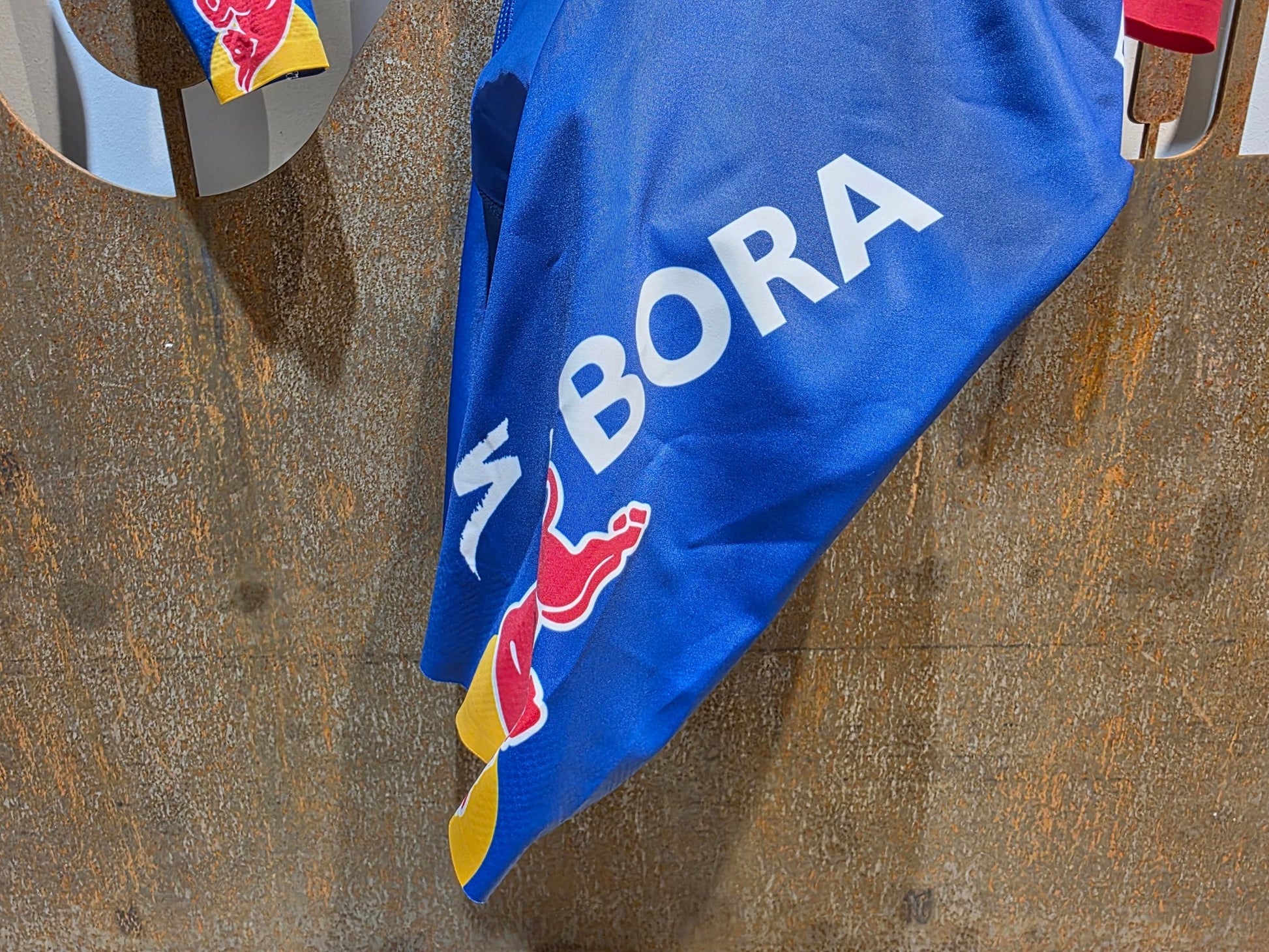 Anzug - BOH von Specialized, SPECIALIZED RED BULL - BORA HANSGROHE AERO SKIN SUIT TDF / LANGARM EINTEILER vor USEDBIKES - OB.DE Hintergrund