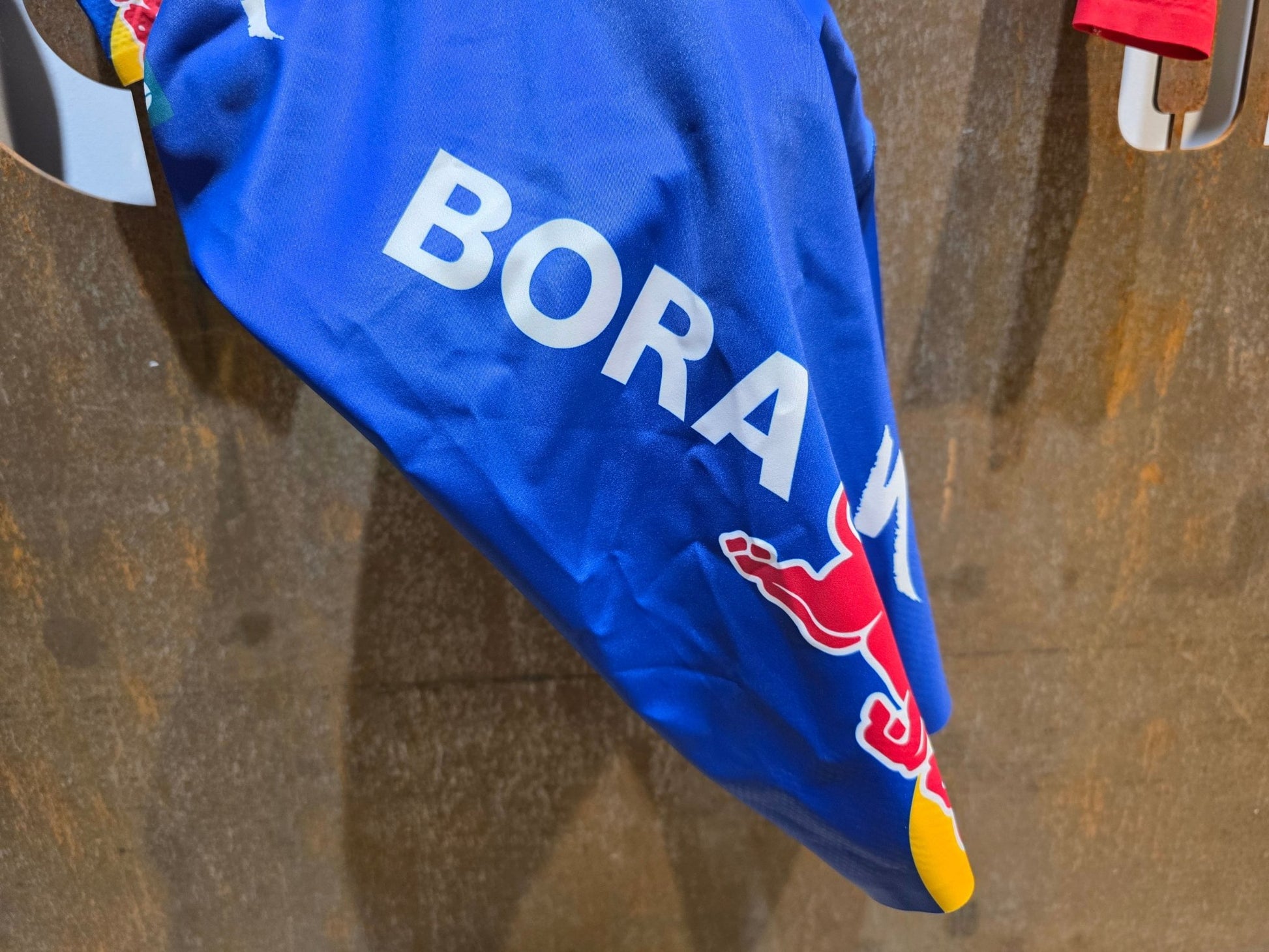 Anzug - BOH von Specialized, SPECIALIZED RED BULL - BORA HANSGROHE AERO SKIN SUIT TDF / LANGARM EINTEILER vor USEDBIKES - OB.DE Hintergrund