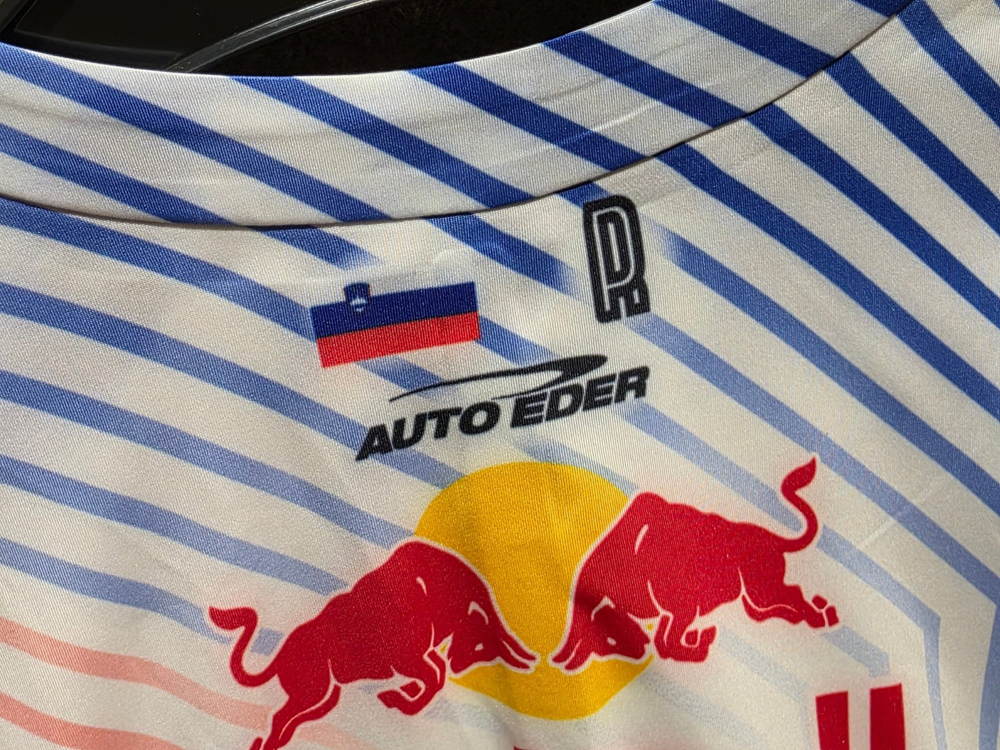 Anzug - BOH von Specialized, SPECIALIZED RED BULL - BORA HANSGROHE AERO SKIN SUIT TDF / ROGLIC vor USEDBIKES - OB.DE Hintergrund