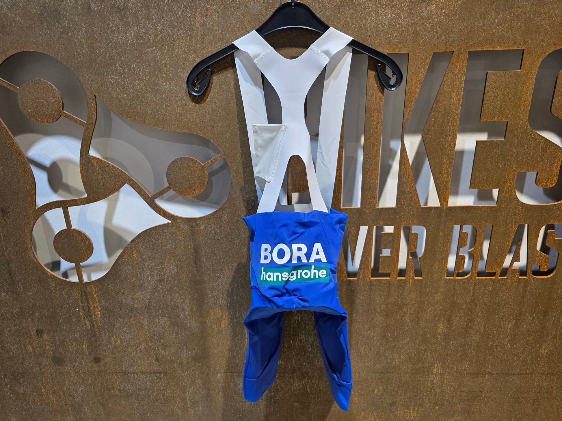 Hosen - BOH von Specialized, SPECIALIZED RED BULL - BORA HANSGROHE BIB SHORT LTD TDF / KURZE TRÄGERHOSE vor USEDBIKES - OB.DE Hintergrund