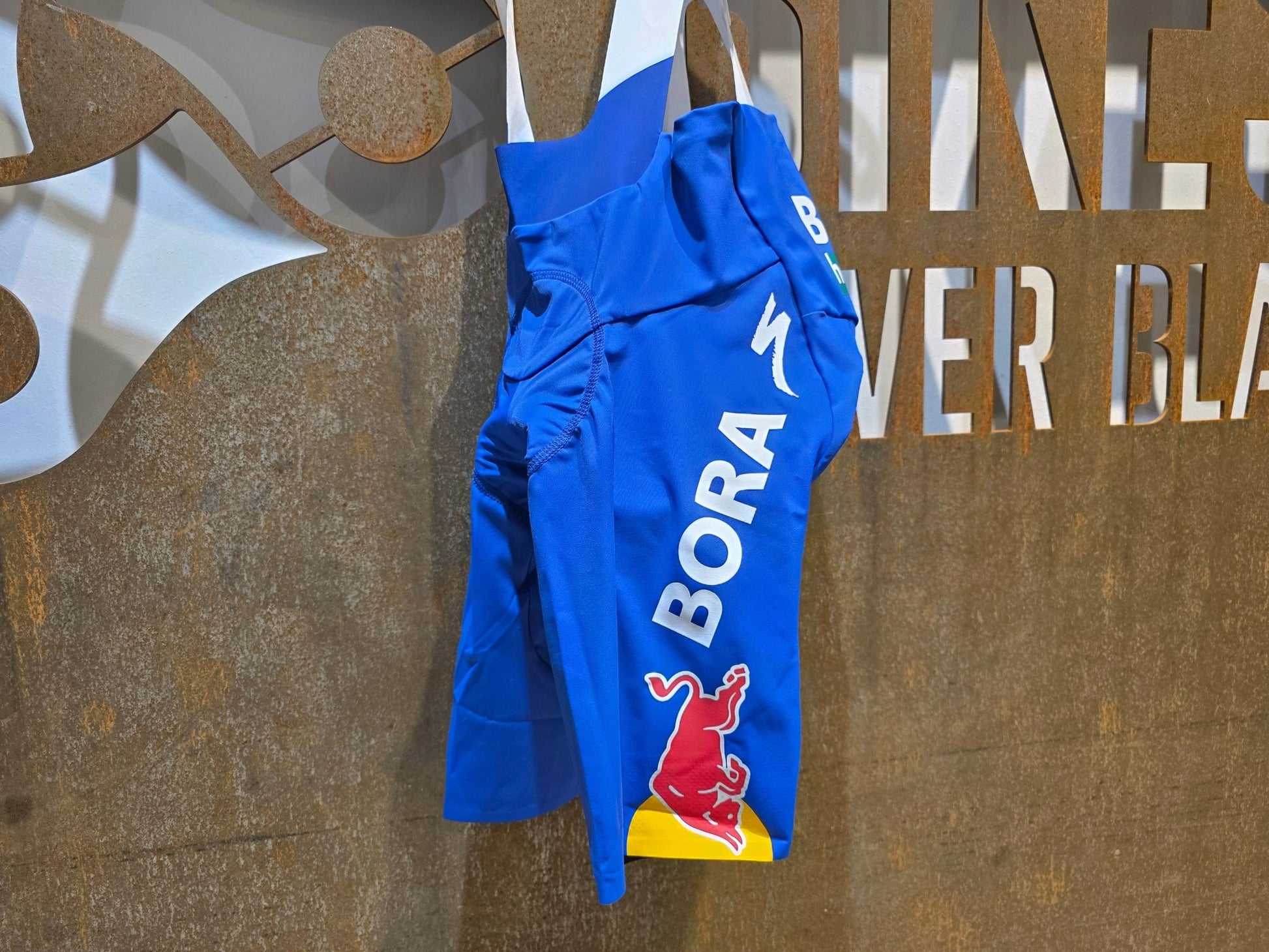 Hosen - BOH von Specialized, SPECIALIZED RED BULL - BORA HANSGROHE BIB SHORT LTD TDF / KURZE TRÄGERHOSE vor USEDBIKES - OB.DE Hintergrund
