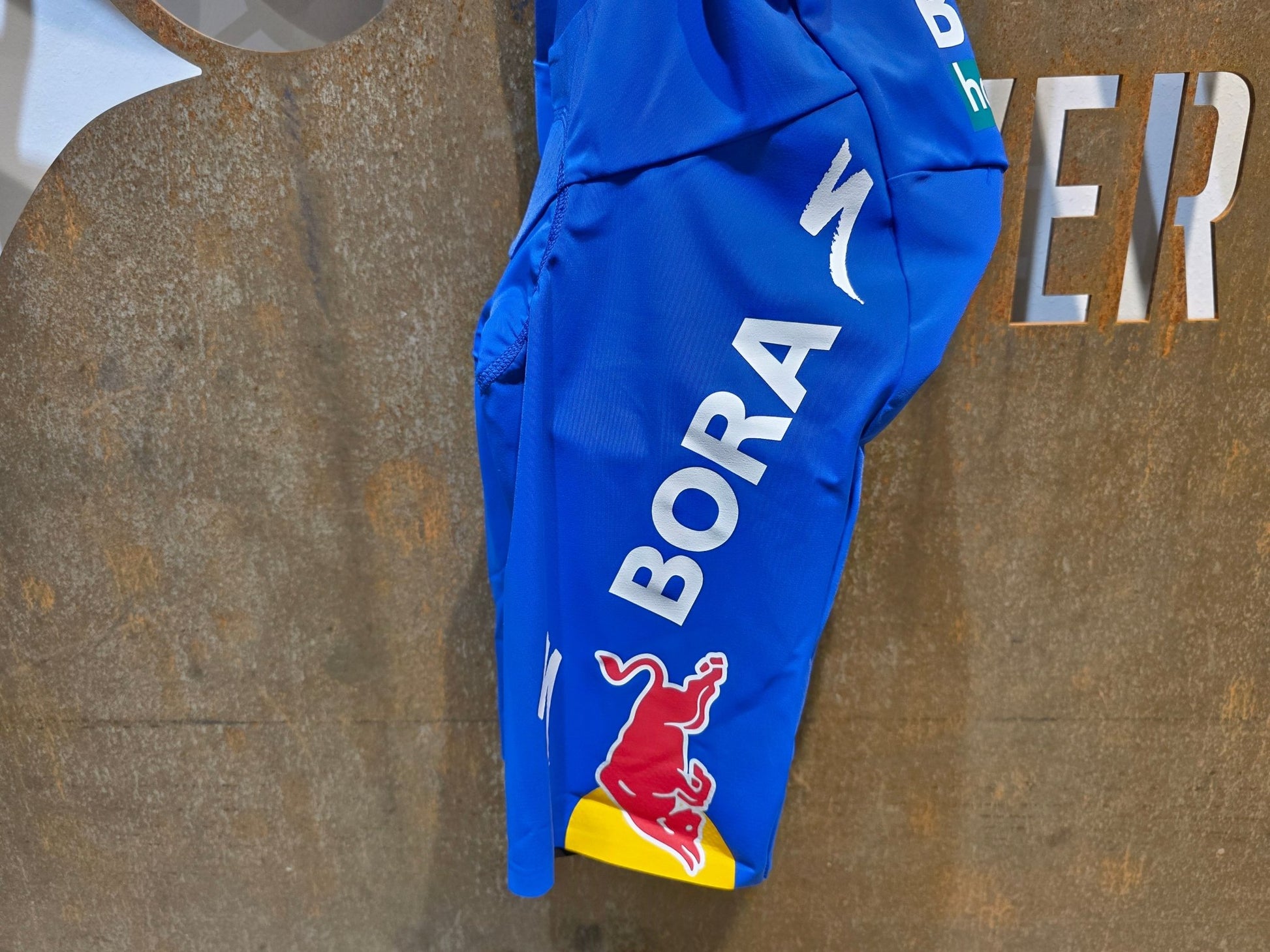 Hosen - BOH von Specialized, SPECIALIZED RED BULL - BORA HANSGROHE BIB SHORT LTD TDF / KURZE TRÄGERHOSE vor USEDBIKES - OB.DE Hintergrund