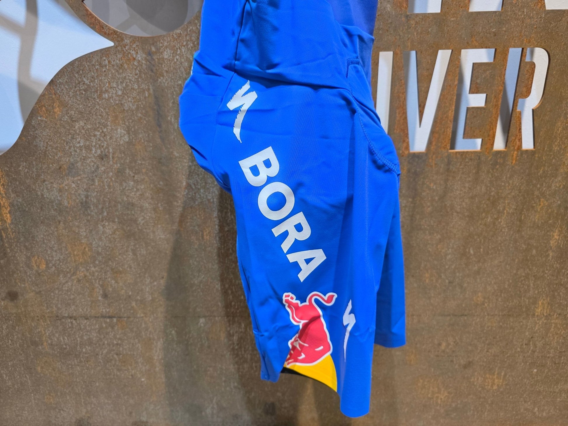 Hosen - BOH von Specialized, SPECIALIZED RED BULL - BORA HANSGROHE BIB SHORT LTD TDF / KURZE TRÄGERHOSE vor USEDBIKES - OB.DE Hintergrund