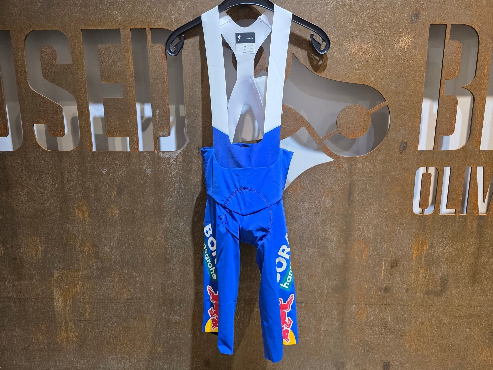 Hosen - BOH von Specialized, SPECIALIZED RED BULL - BORA HANSGROHE BIB SHORT LTD TDF / TRÄGERHOSE LEADER vor USEDBIKES - OB.DE Hintergrund