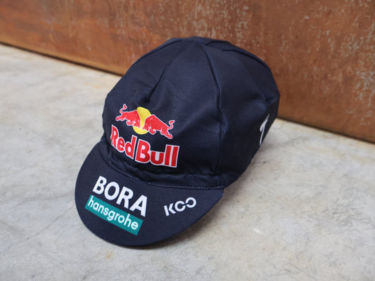 Caps - BOH von Specialized, SPECIALIZED RED BULL - BORA HANSGROHE CYCLING CAP / MÜTZE vor USEDBIKES - OB.DE Hintergrund