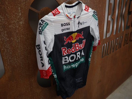 Kurzarm Trikot - BOH von Specialized, SPECIALIZED RED BULL - BORA HANSGROHE LIGHTWEIGHT JERSEY SS / KURZARM TRIKOT U23 vor USEDBIKES - OB.DE Hintergrund