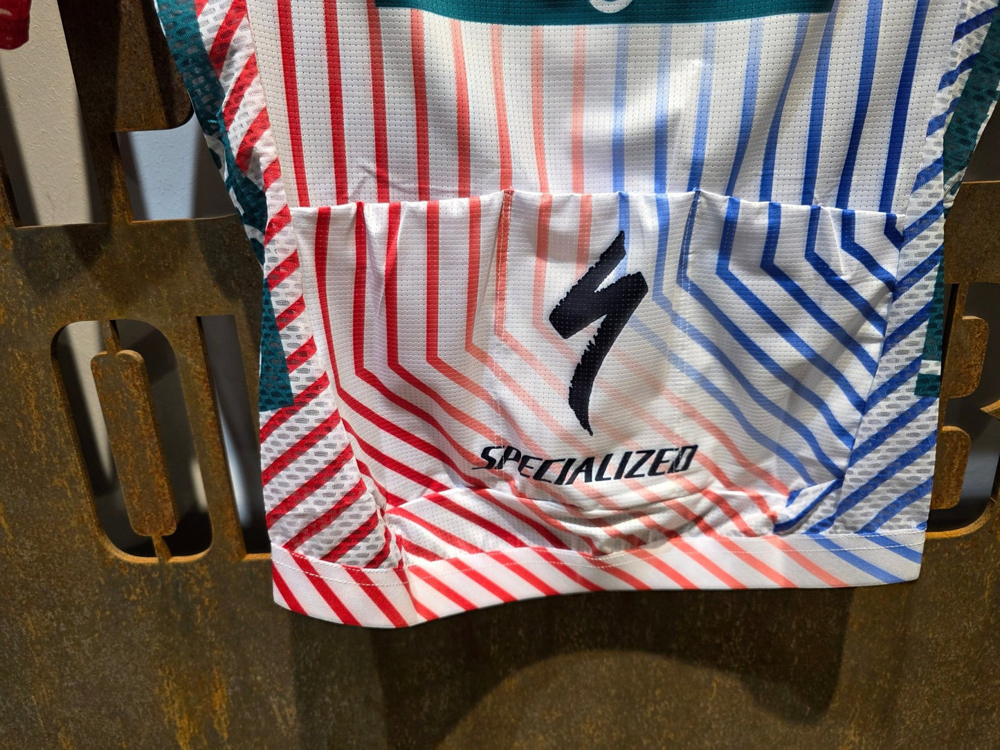 Kurzarm Trikot - BOH von Specialized, SPECIALIZED RED BULL - BORA HANSGROHE LIGHTWEIGHT JERSEY SS TDF / KURZARM TRIKOT vor USEDBIKES - OB.DE Hintergrund