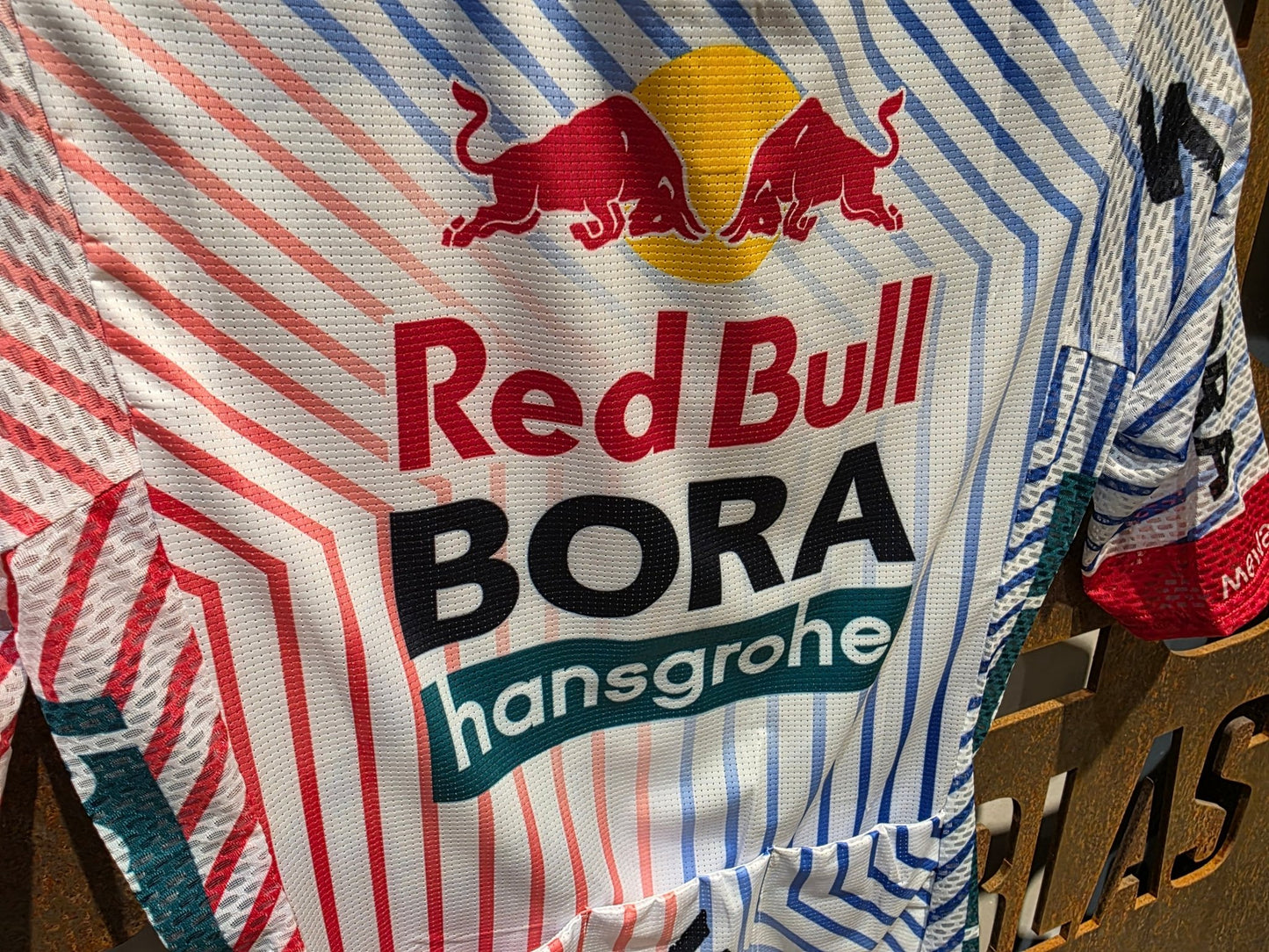 Kurzarm Trikot - BOH von Specialized, SPECIALIZED RED BULL - BORA HANSGROHE LIGHTWEIGHT JERSEY SS TDF / KURZARM TRIKOT vor USEDBIKES - OB.DE Hintergrund