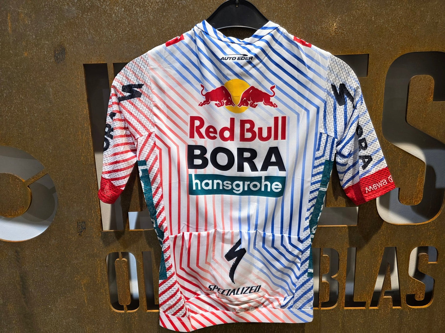 Kurzarm Trikot - BOH von Specialized, SPECIALIZED RED BULL - BORA HANSGROHE LIGHTWEIGHT JERSEY SS TDF / KURZARM TRIKOT vor USEDBIKES - OB.DE Hintergrund