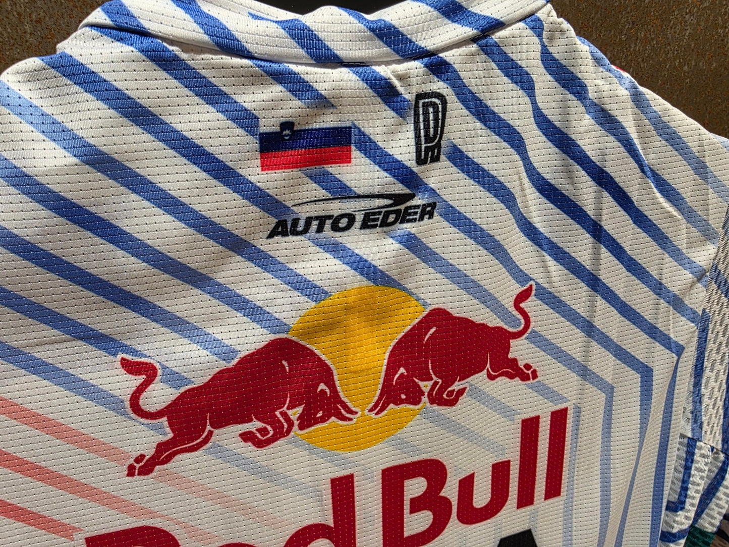 Kurzarm Trikot - BOH von Specialized, SPECIALIZED RED BULL - BORA HANSGROHE LIGHTWEIGHT JERSEY SS TDF / ROGLIC vor USEDBIKES - OB.DE Hintergrund