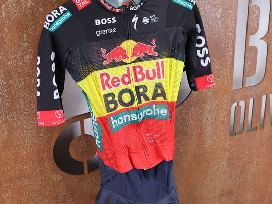 Anzug - BOH von Specialized, SPECIALIZED RED BULL - BORA HANSGROHE LIGHTWEIGHT SKIN SUIT SS BELGIUM CHAMP / EINTEILER KURZ vor USEDBIKES - OB.DE Hintergrund