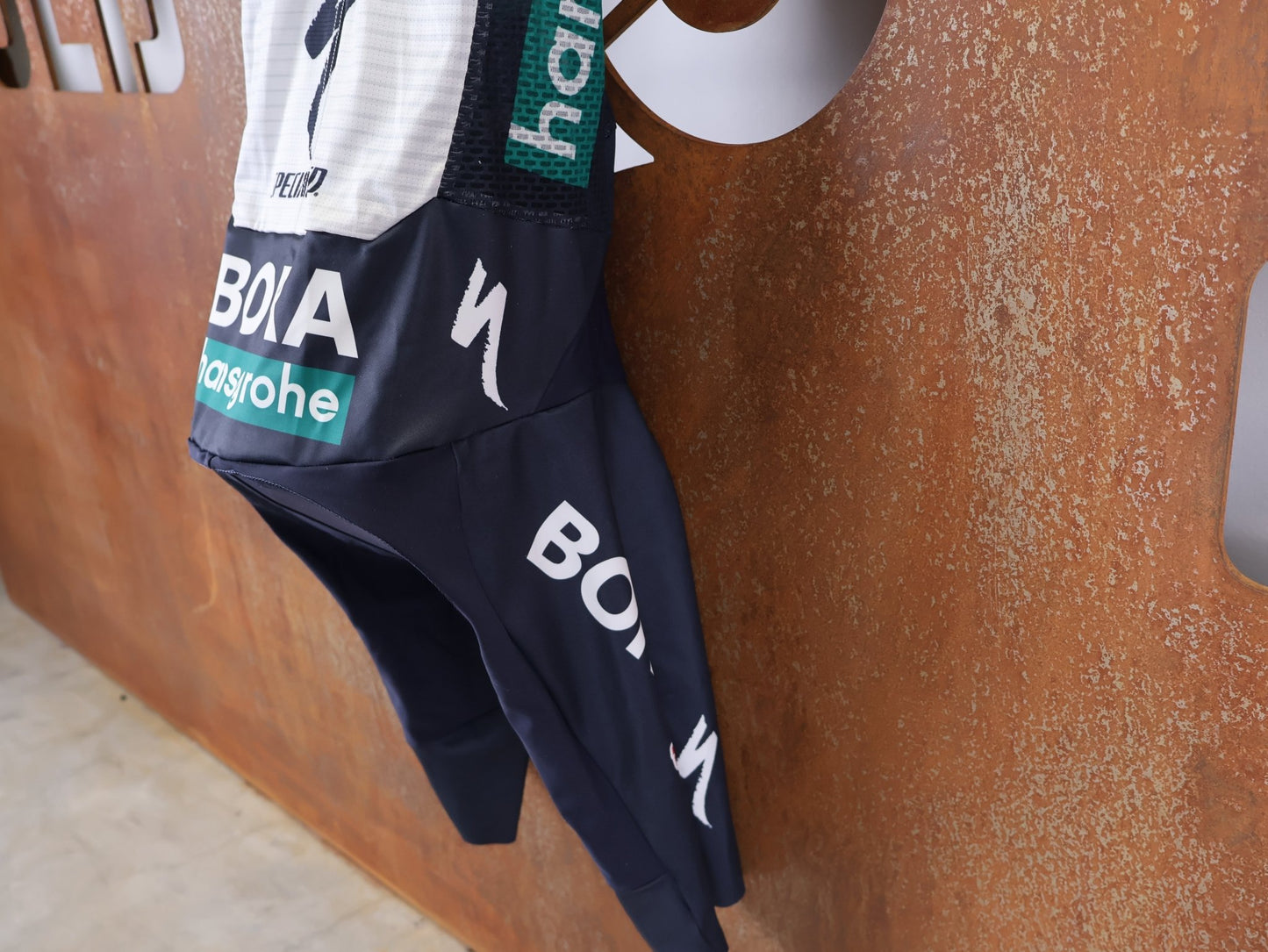 Anzug - BOH von Specialized, SPECIALIZED RED BULL - BORA HANSGROHE LIGHTWEIGHT SKIN SUIT SS / EINTEILER KURZ vor USEDBIKES - OB.DE Hintergrund