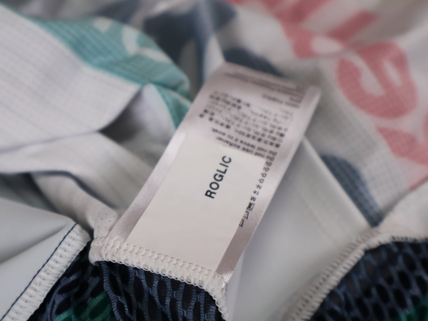 Anzug - BOH von Specialized, SPECIALIZED RED BULL - BORA HANSGROHE LIGHTWEIGHT SKIN SUIT SS ROGLIČ / EINTEILER KURZ vor USEDBIKES - OB.DE Hintergrund