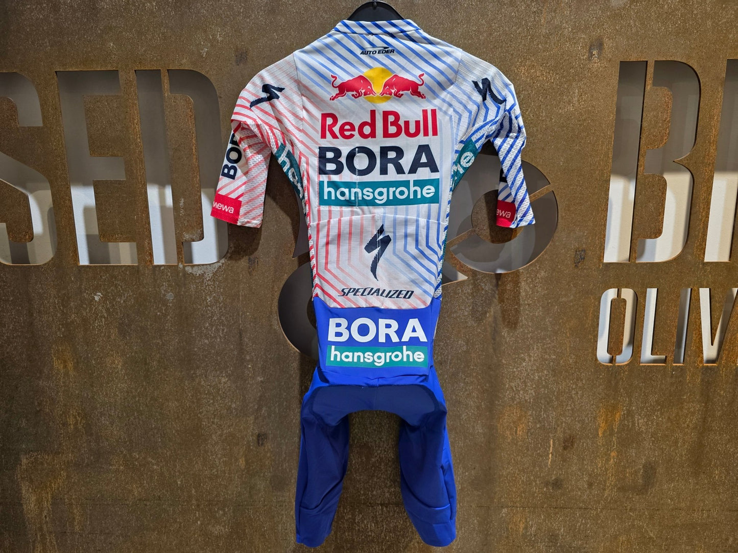 Anzug - BOH von Specialized, SPECIALIZED RED BULL - BORA HANSGROHE LIGHTWEIGHT SKIN SUIT TDF / EINTEILER vor USEDBIKES - OB.DE Hintergrund