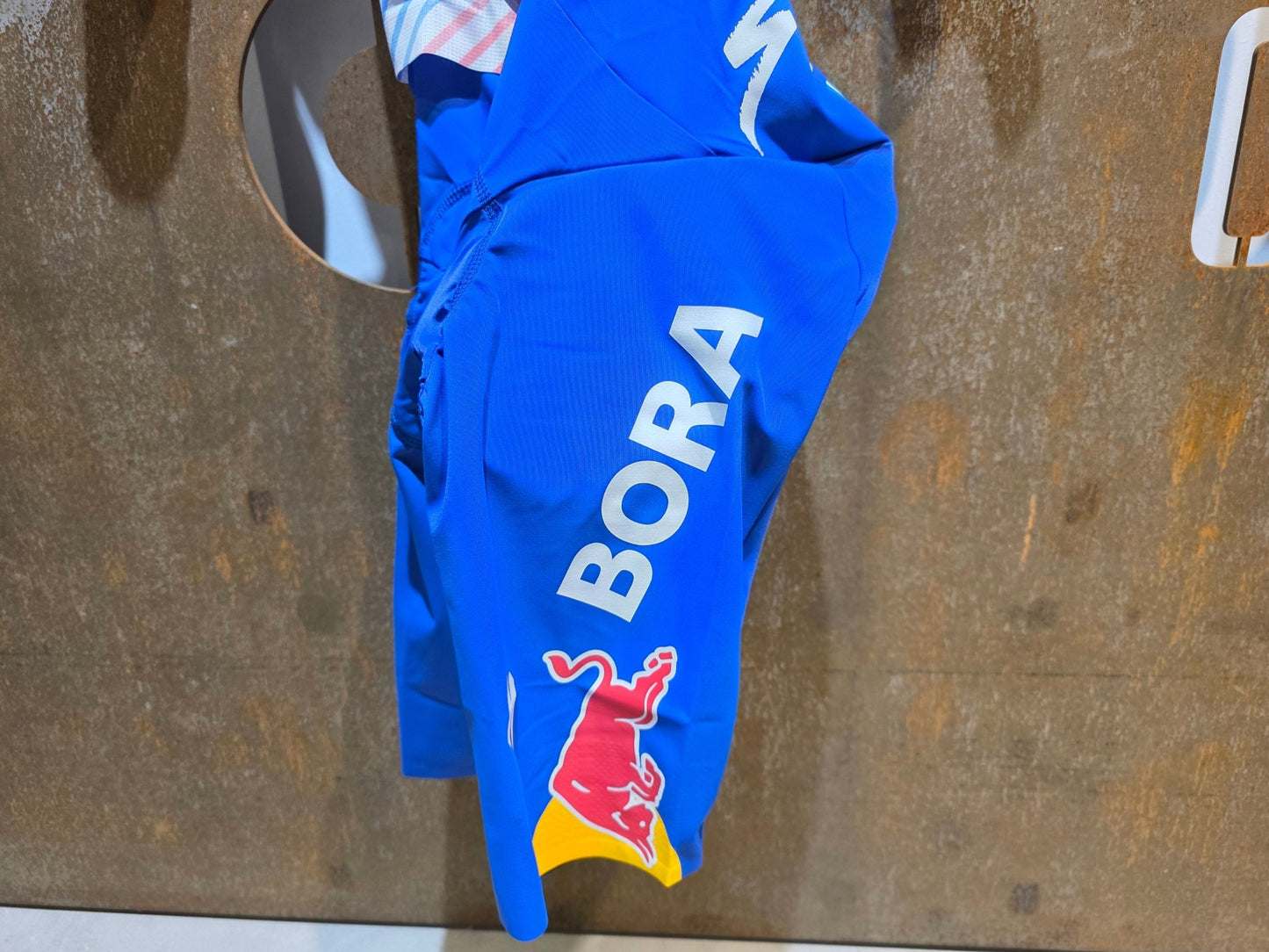 Anzug - BOH von Specialized, SPECIALIZED RED BULL - BORA HANSGROHE LIGHTWEIGHT SKIN SUIT TDF / EINTEILER vor USEDBIKES - OB.DE Hintergrund