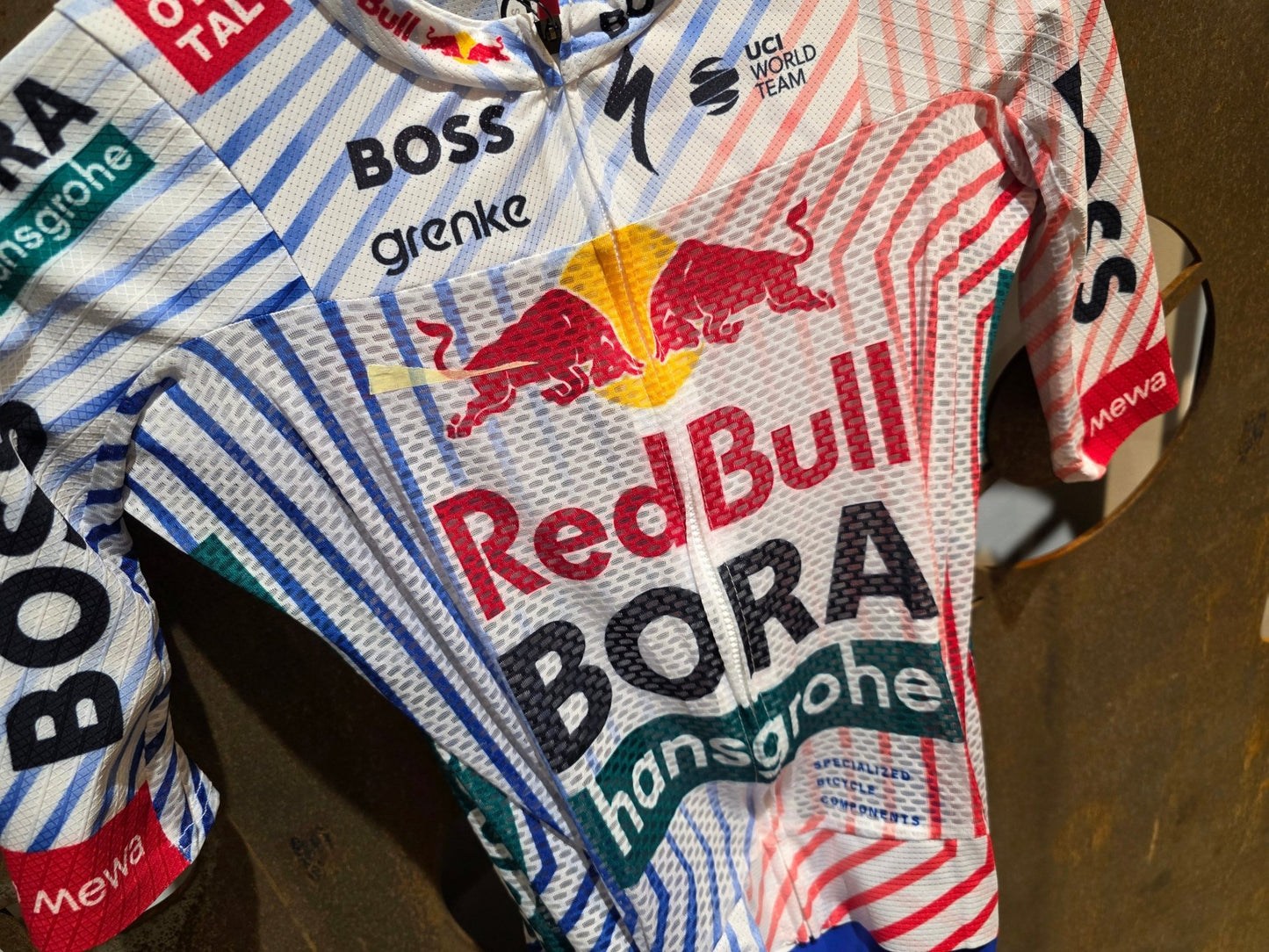 Anzug - BOH von Specialized, SPECIALIZED RED BULL - BORA HANSGROHE LIGHTWEIGHT SKIN SUIT TDF / EINTEILER vor USEDBIKES - OB.DE Hintergrund