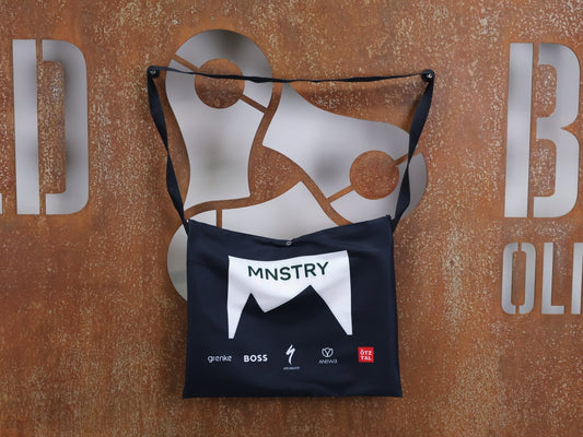 Zubehör - BOH von Specialized, SPECIALIZED RED BULL - BORA HANSGROHE MUSETTE FEEDBAG / VERPFLEGUNGSBEUTEL vor USEDBIKES - OB.DE Hintergrund