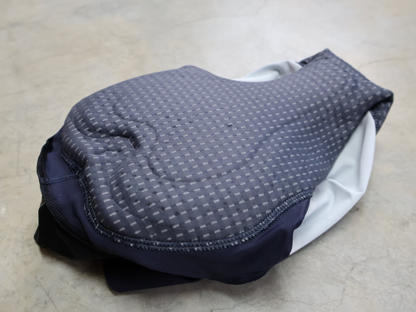 Hosen - BOH von Specialized, SPECIALIZED RED BULL - BORA HANSGROHE RACE BIB SHORT / KURZE TRÄGERHOSE vor USEDBIKES - OB.DE Hintergrund