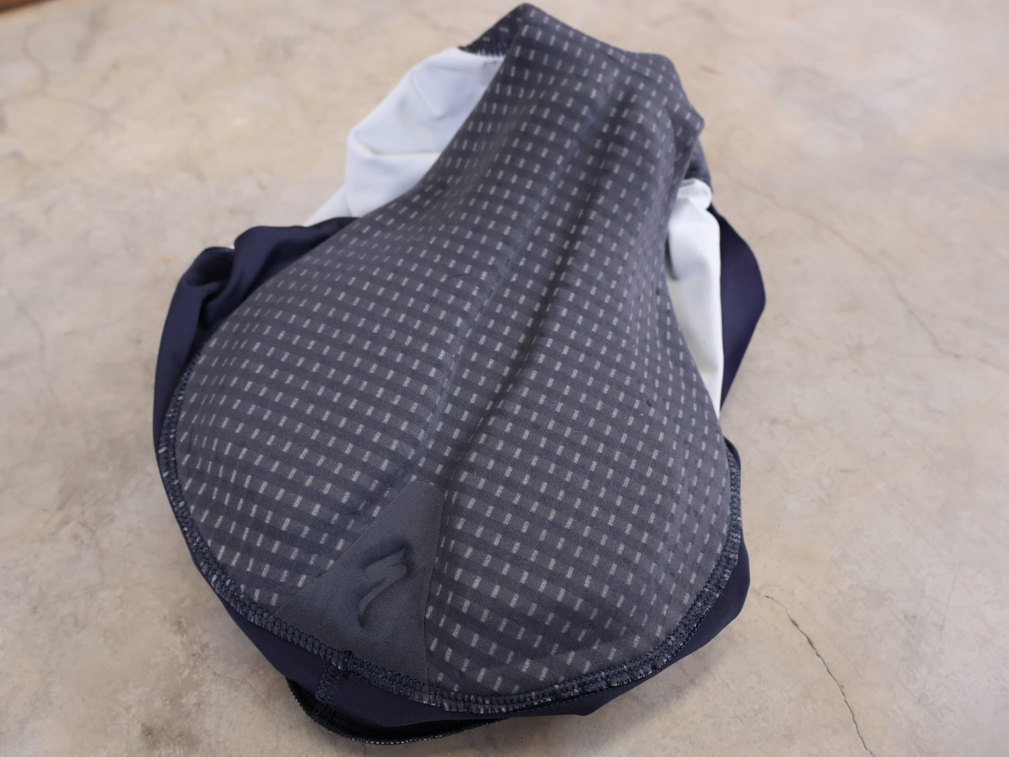 Hosen - BOH von Specialized, SPECIALIZED RED BULL - BORA HANSGROHE RACE BIB SHORT / KURZE TRÄGERHOSE vor USEDBIKES - OB.DE Hintergrund