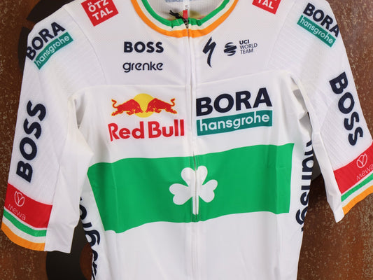 Kurzarm Trikot - BOH von Specialized, SPECIALIZED RED BULL - BORA HANSGROHE RACE JERSEY SS / IRISH CHAMPION vor USEDBIKES - OB.DE Hintergrund