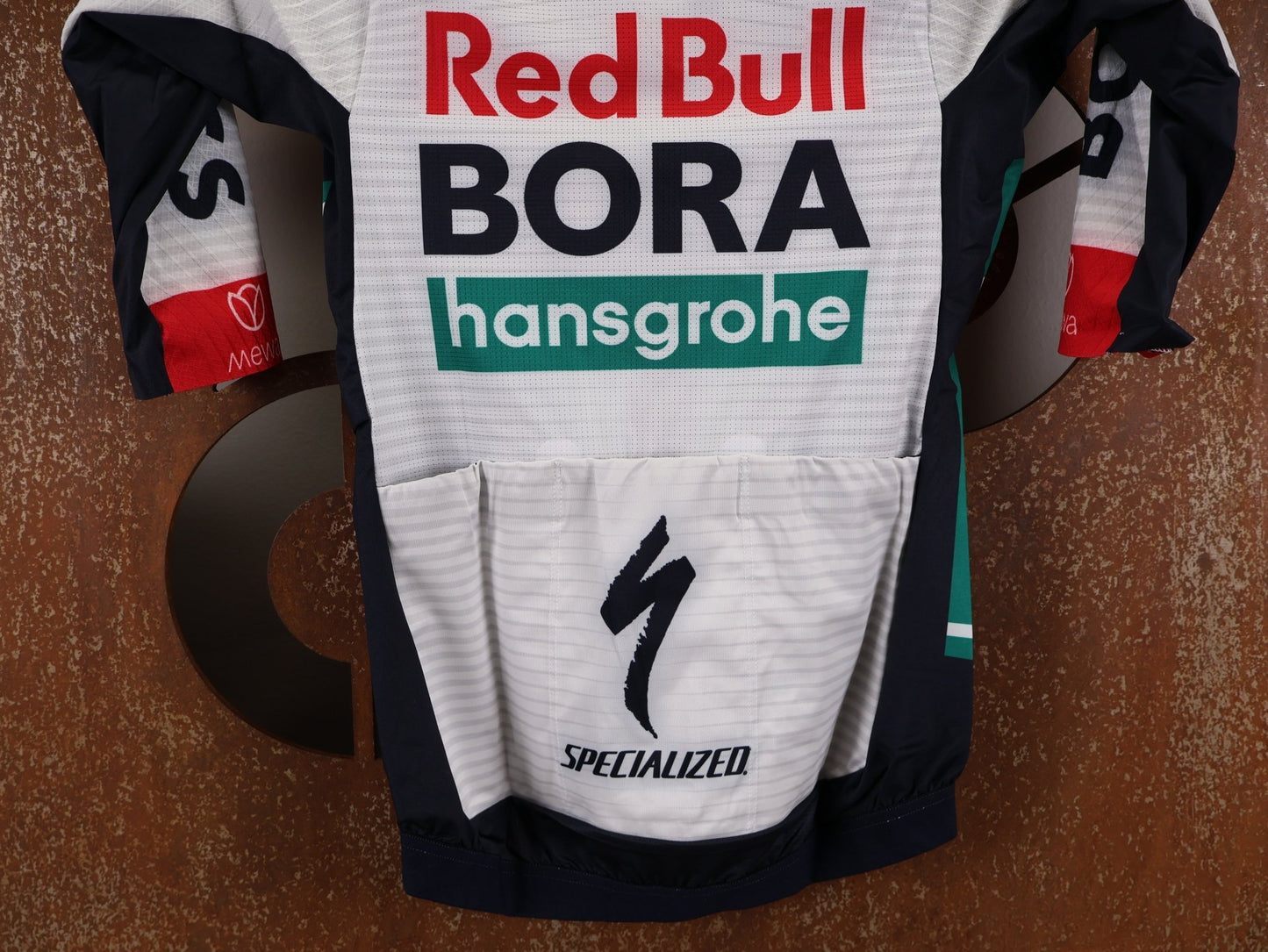 Kurzarm Trikot - BOH von Specialized, SPECIALIZED RED BULL - BORA HANSGROHE RACE JERSEY SS / KURZARM TRIKOT U23 vor USEDBIKES - OB.DE Hintergrund