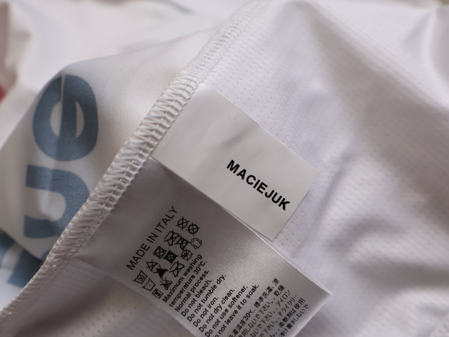 Kurzarm Trikot - BOH von Specialized, SPECIALIZED RED BULL - BORA HANSGROHE RACE JERSEY SS / POLAND CHAMPION vor USEDBIKES - OB.DE Hintergrund