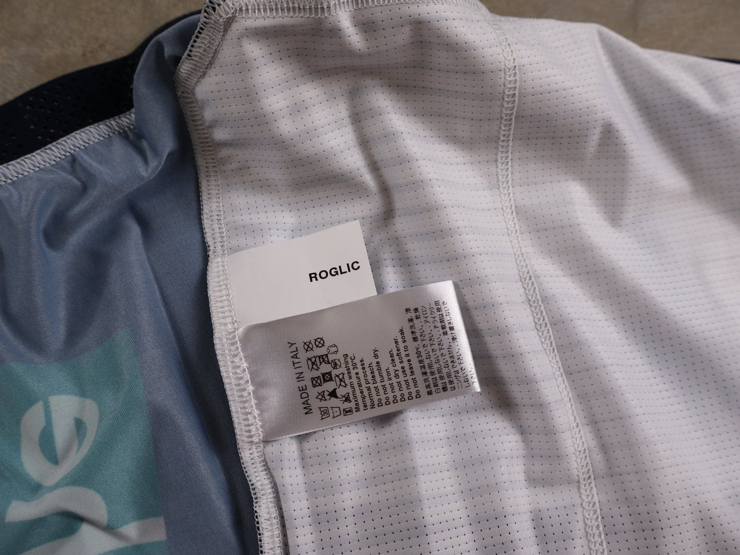 Kurzarm Trikot - BOH von Specialized, SPECIALIZED RED BULL - BORA HANSGROHE RACE JERSEY SS ROGLIČ / KURZARM TRIKOT vor USEDBIKES - OB.DE Hintergrund