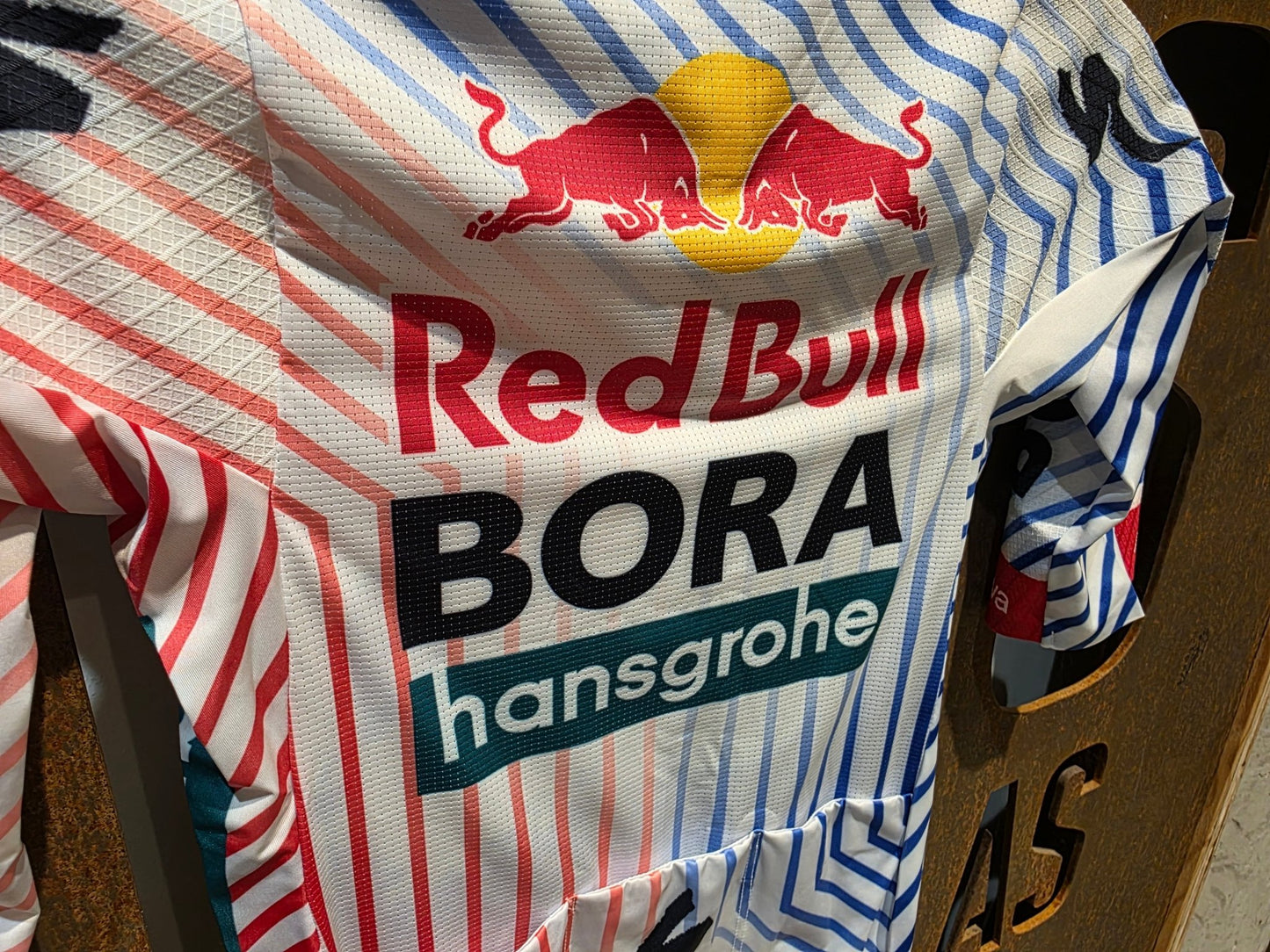 Kurzarm Trikot - BOH von Specialized, SPECIALIZED RED BULL - BORA HANSGROHE RACE JERSEY SS TDF / KURZARM TRIKOT vor USEDBIKES - OB.DE Hintergrund