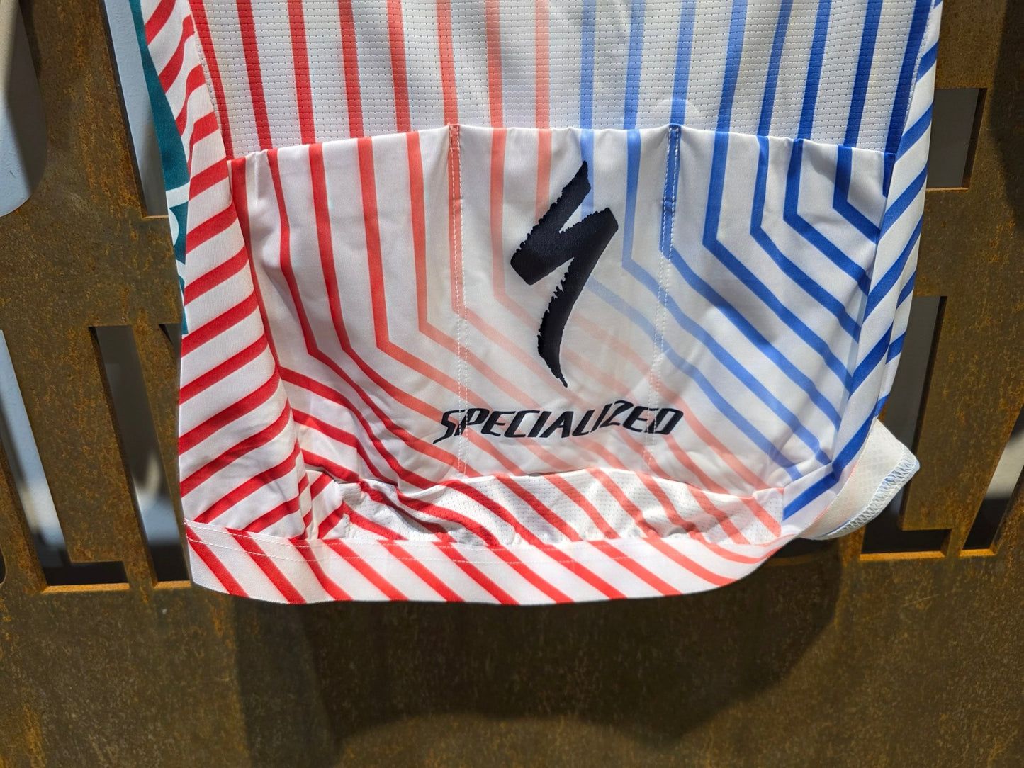Kurzarm Trikot - BOH von Specialized, SPECIALIZED RED BULL - BORA HANSGROHE RACE JERSEY SS TDF / KURZARM TRIKOT vor USEDBIKES - OB.DE Hintergrund