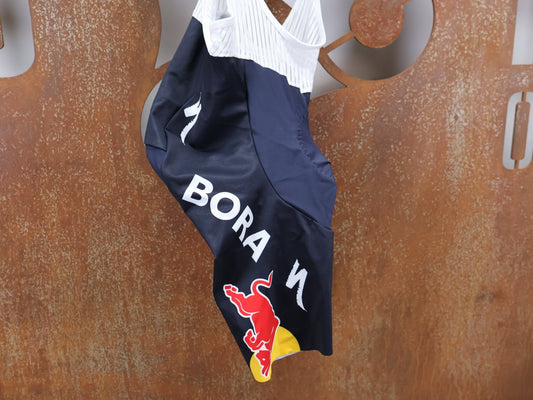Hosen - BOH von Specialized, SPECIALIZED RED BULL - BORA HANSGROHE REPLICA BIB SHORT / KURZE TRÄGERHOSE vor USEDBIKES - OB.DE Hintergrund