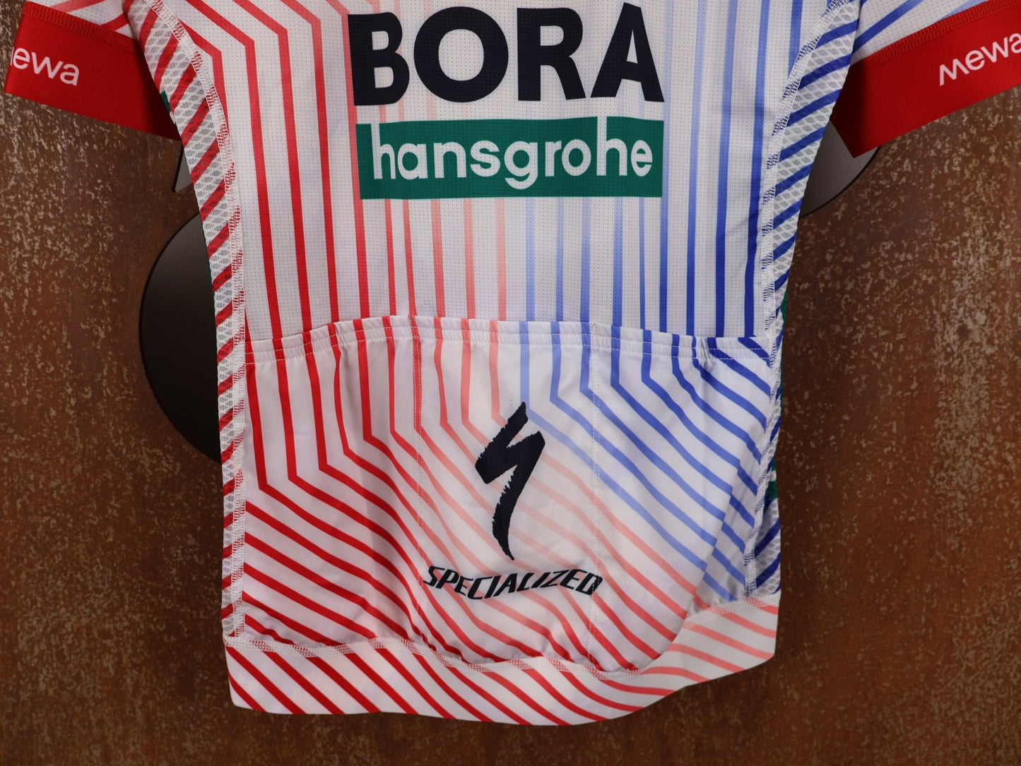 Kurzarm Trikot - BOH von Specialized, SPECIALIZED RED BULL - BORA HANSGROHE REPLICA JERSEY SS TDF / KURZARM TRIKOT vor USEDBIKES - OB.DE Hintergrund