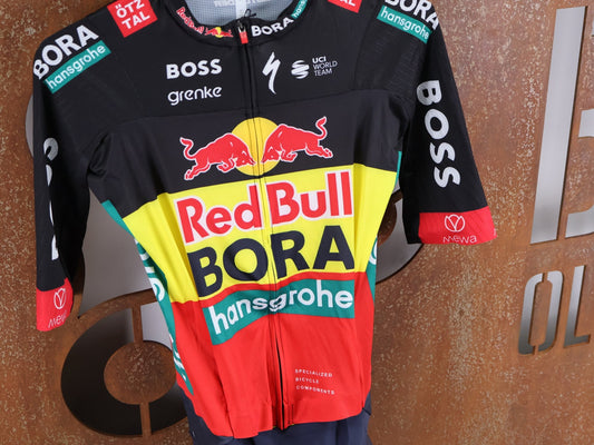 Anzug - BOH von Specialized, SPECIALIZED RED BULL - BORA HANSGROHE ROAD SKIN SUIT SS BELGIUM CHAMP / EINTEILER KURZ vor USEDBIKES - OB.DE Hintergrund
