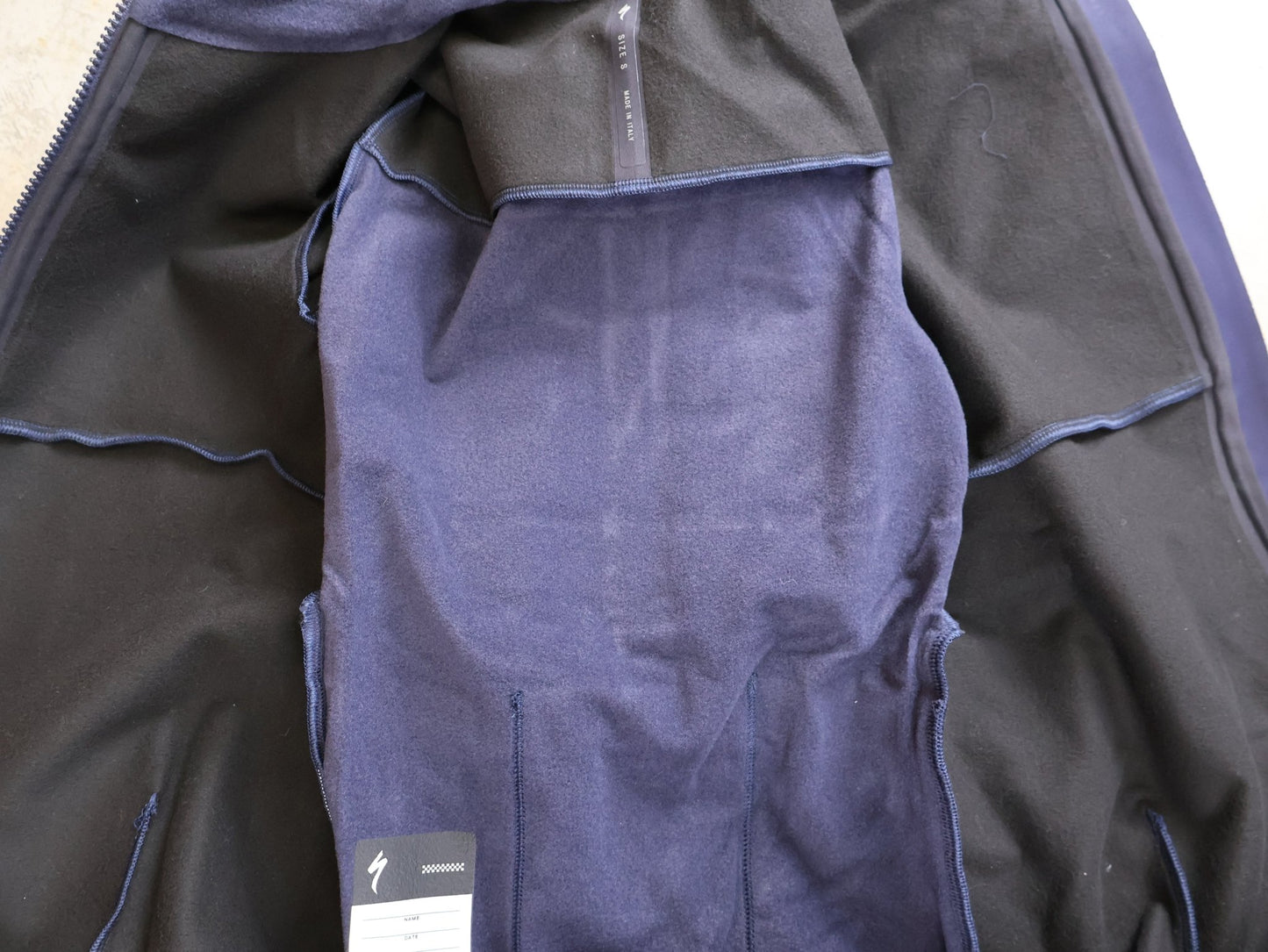 Langarm Trikot - BOH von Specialized, SPECIALIZED RED BULL - BORA HANSGROHE SOFTSHELL JACKET / WINTERJACKE vor USEDBIKES - OB.DE Hintergrund