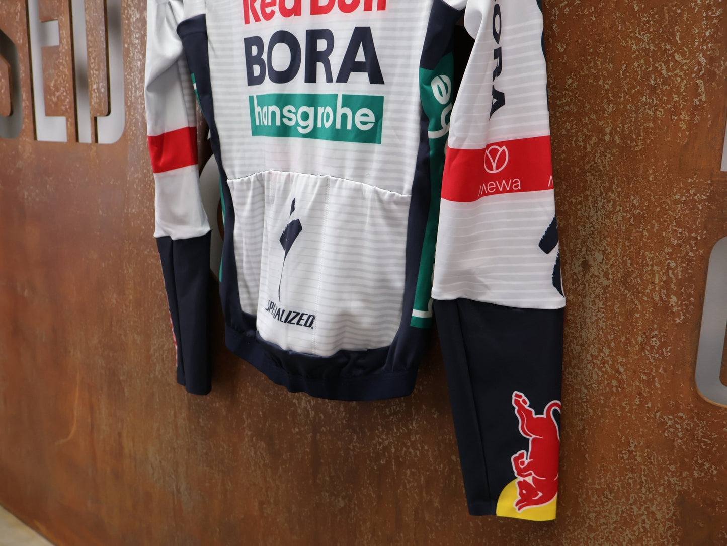 Langarm Trikot - BOH von Specialized, SPECIALIZED RED BULL - BORA HANSGROHE THERMAL JERSEY LS / LANGARM TRIKOT vor USEDBIKES - OB.DE Hintergrund