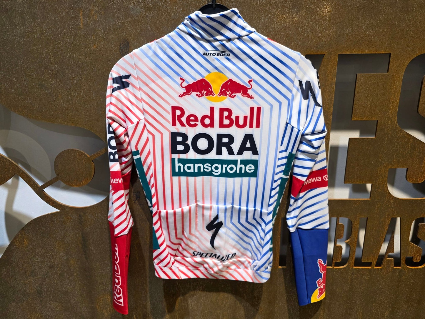 Langarm Trikot - BOH von Specialized, SPECIALIZED RED BULL - BORA HANSGROHE THERMAL JERSEY LS TDF / LANGARM TRIKOT vor USEDBIKES - OB.DE Hintergrund