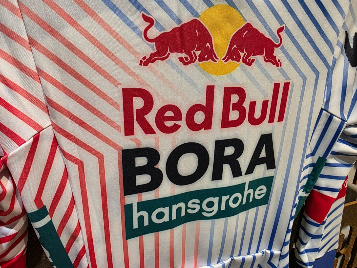 Langarm Trikot - BOH von Specialized, SPECIALIZED RED BULL - BORA HANSGROHE THERMAL JERSEY LS TDF / LANGARM TRIKOT vor USEDBIKES - OB.DE Hintergrund