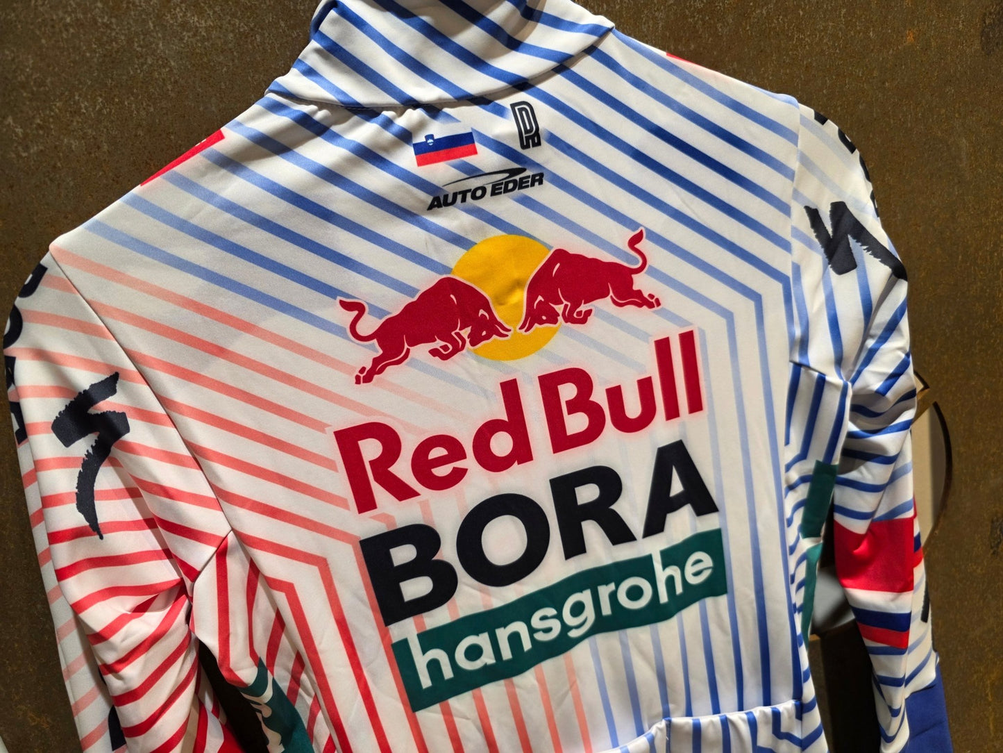 Langarm Trikot - BOH von Specialized, SPECIALIZED RED BULL - BORA HANSGROHE THERMAL JERSEY LS TDF / ROGLIC vor USEDBIKES - OB.DE Hintergrund