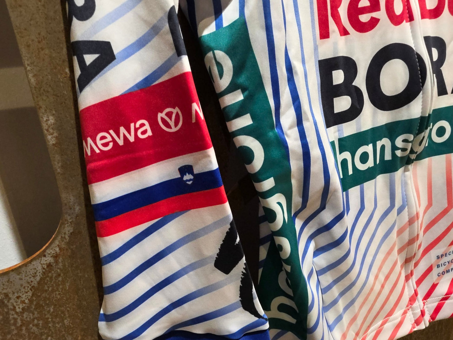 Langarm Trikot - BOH von Specialized, SPECIALIZED RED BULL - BORA HANSGROHE THERMAL JERSEY LS TDF / ROGLIC vor USEDBIKES - OB.DE Hintergrund