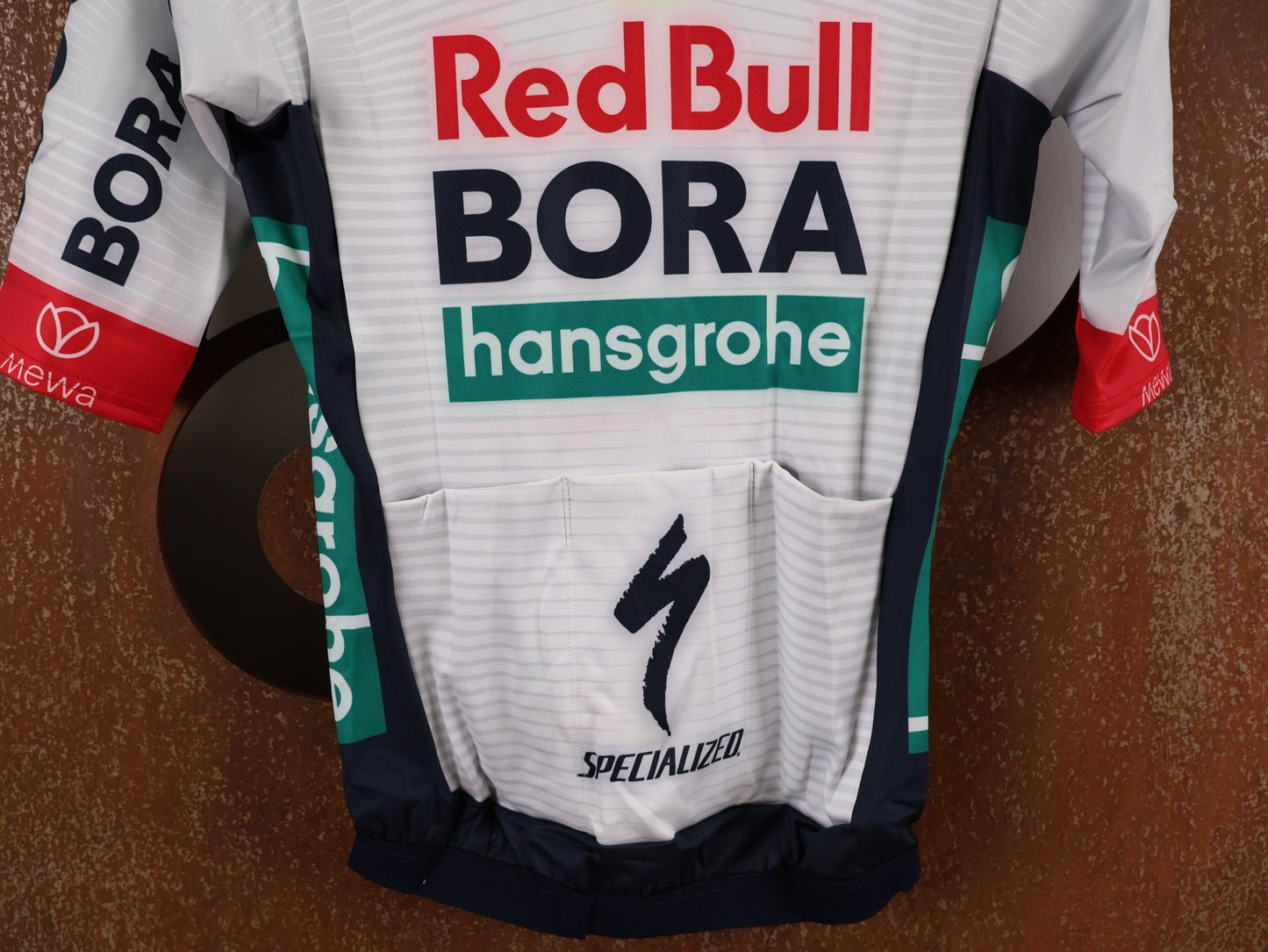 Langarm Trikot - BOH von Specialized, SPECIALIZED RED BULL - BORA HANSGROHE THERMAL JERSEY SS / KURZARM TRIKOT U23 vor USEDBIKES - OB.DE Hintergrund