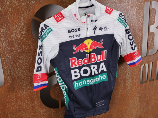 Langarm Trikot - BOH von Specialized, SPECIALIZED RED BULL - BORA HANSGROHE THERMAL JERSEY SS ROGLIČ / KURZARM TRIKOT vor USEDBIKES - OB.DE Hintergrund