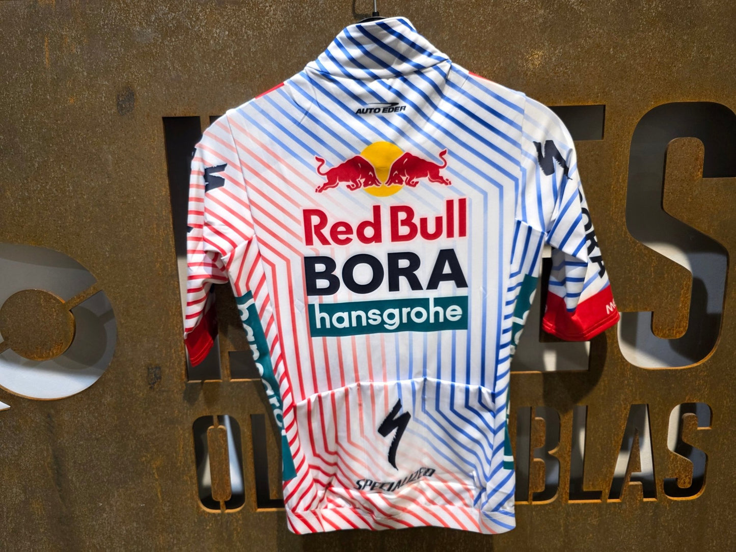 Kurzarm Trikot - BOH von Specialized, SPECIALIZED RED BULL - BORA HANSGROHE THERMAL JERSEY SS TDF / KURZARM TRIKOT vor USEDBIKES - OB.DE Hintergrund