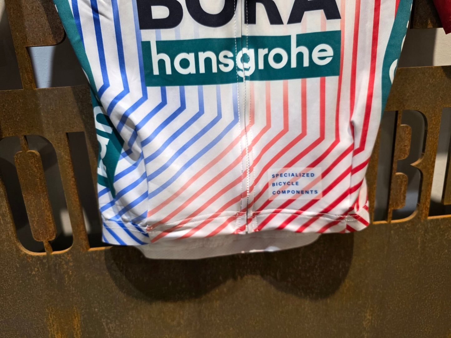 Kurzarm Trikot - BOH von Specialized, SPECIALIZED RED BULL - BORA HANSGROHE THERMAL JERSEY SS TDF / KURZARM TRIKOT vor USEDBIKES - OB.DE Hintergrund
